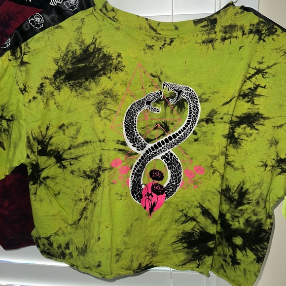 Set of two cropped graphic tees - Picture 2 of 4